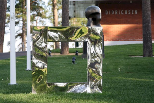Front: Eero Hiironen, ’Sculpture ’Island’; ‘Atom Piece’. Photo: Susanna Lehtinen