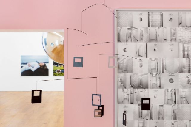 Installation view / RYAN GANDER, Christmas according to (…), 2008; RONI HORN, HER, HER, HER (8), 2002; JONATHAN MONK, Model for a Giant Mirrored Balloon, 2008; DANA HOEY, Pregnant Smoker, 2002. Photo: Bruno Lopes