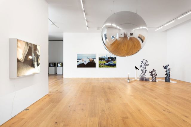 Installation view / MATT MULLICAN, Untitled (fictional details), 2008; JONATHAN MONK, Model for a Giant Mirrored Balloon, 2008; LOTHAR HEMPEL, Laissez Faire, 2005; DANA HOEY, Pregnant Smoker, 2002 and Folksinger, 2002. Photo: Bruno Lopes