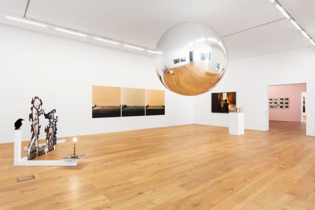 Installation view / LOTHAR HEMPEL, Laissez Faire, 2005; SARAH JONES, Consulting Room Couch I, II and III, 1995; JONATHAN MONK, Model for a Giant Mirrored Balloon, 2008; HANNAH STARKEY, Untitled, 1997; DORA GARCIA, The Other Side, 1999. Photo: Bruno Lopes