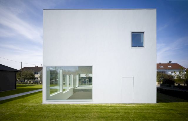 North side view of the White Box, central exhibition space of The Walther Collection, Foto: Walter Vorjohann