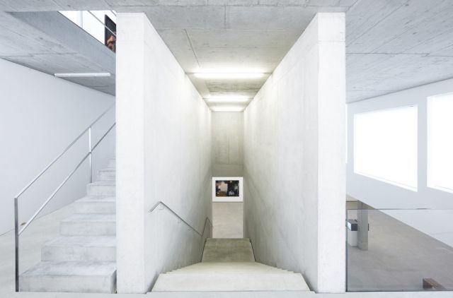 Inside view of the main gallery on the sub-ground level of The White Box with works from Berni Searle, Allan deSouza, Oladélé Ajiboyé Bambgboyé, Samuel Fosso, Boubacar Touré Mandémory, David Goldblatt, Pieter Hugo, James Muriuki, Jo Ractliffe and Grace Ndritu, Foto: Nik Schölzel