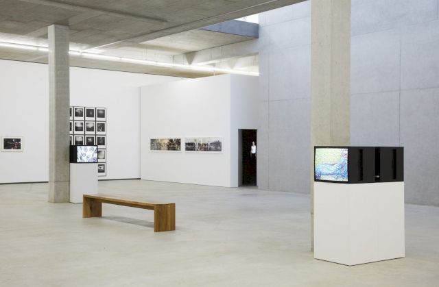 Inside view of the main gallery on the sub-ground level of The White Box with works from James Muriuki, Jo Ractliffe, Mikhael Subotzky, Candice Breitz and Grace Ndritu, Foto: Nik Schölzel