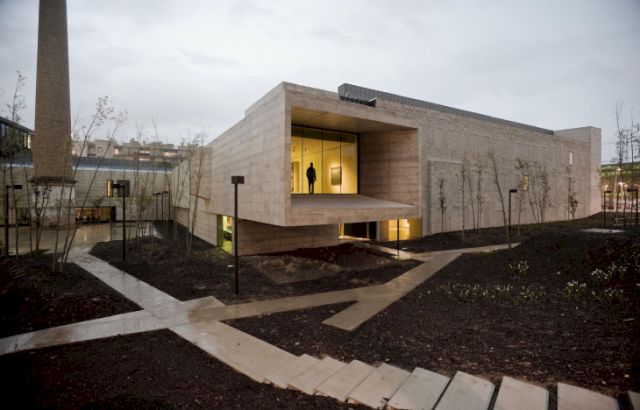 Can Framis Museum at night (painting museum), Fundació Vila Cassa. Photo: Pere Pratdesaba