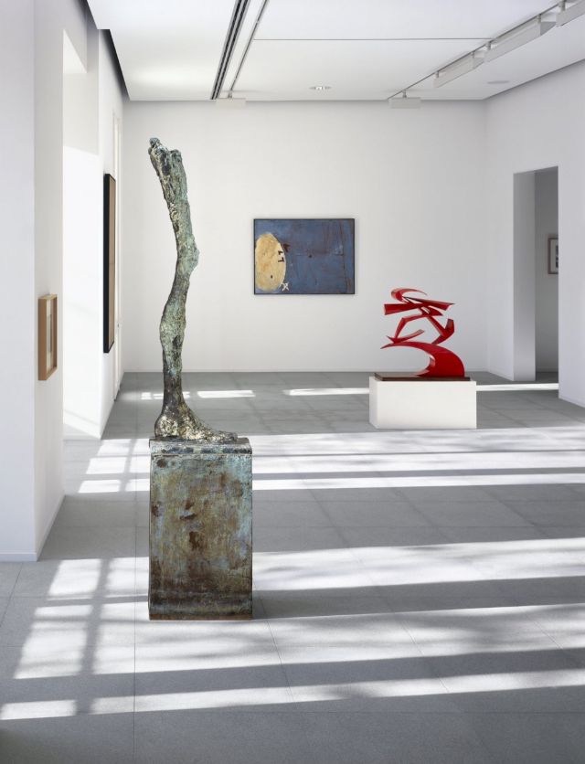 Giacomo Balla, "Linee-Forza del pugno di Boccioni II", 1915; Antoni Tàpies, "Peinture", 1955; Alberto Giacometti, "La jambe", 1958. Photo © Carolina García & Eduardo Armentia