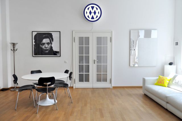 (l–r ) Gregor Hildebrandt, “Und Du lächelst für eine Sekunde (Cure)“, 2007; Dirk Bell, “Newman“ 2010; Michail Pirgelis, “T”, 2013. © artitious.com; Wurlitzer Architekten GmbH