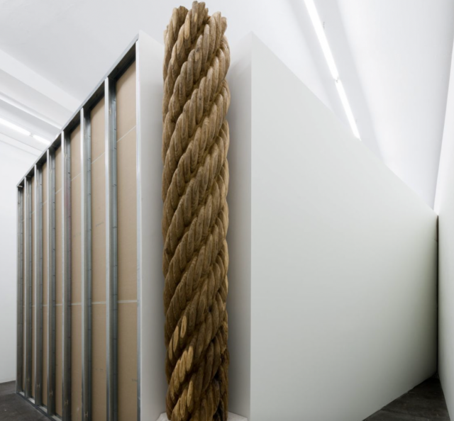 Mircea Cantor, ’Coloana Funie’, 2015