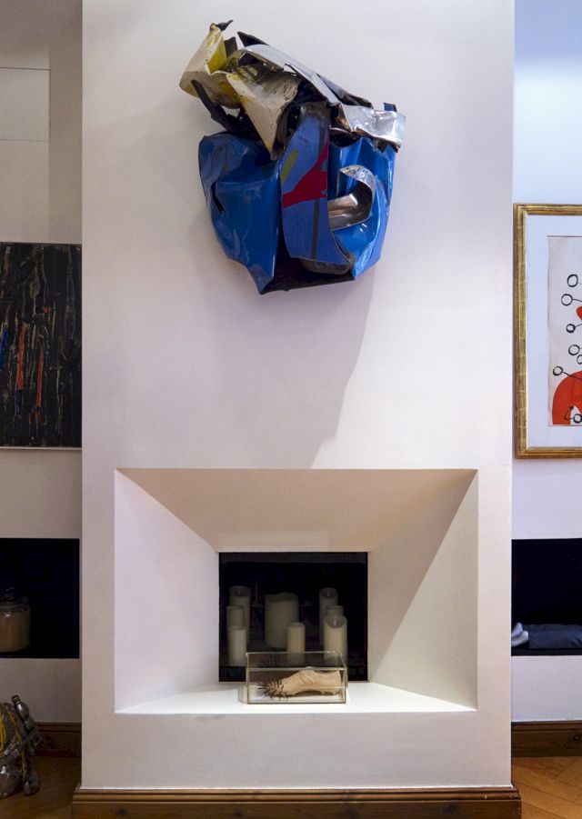 John Chamberlain, Teil eines gepressten Autos, 1978, Metall, 90 x 50 x 40. Below: Günther Uecker, Adidas Schuh 19.72, Terracotta und Nägel, 32 x 10 x 10 cm