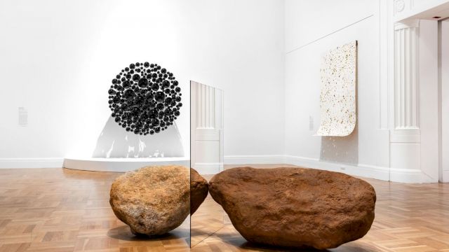 Alicja Kwade, Be-Hide-else, 2017, Stone, iron, mirror mirror: 117 x 68 cm approx, stone: 44 x 59 x 76 cm, total width: 217 cm approx