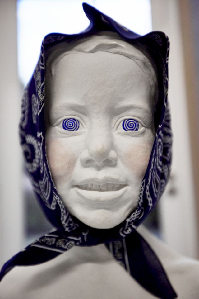 PIA STADTBÄUMER, Clara, Kopftuch mit Stock, 1998/99