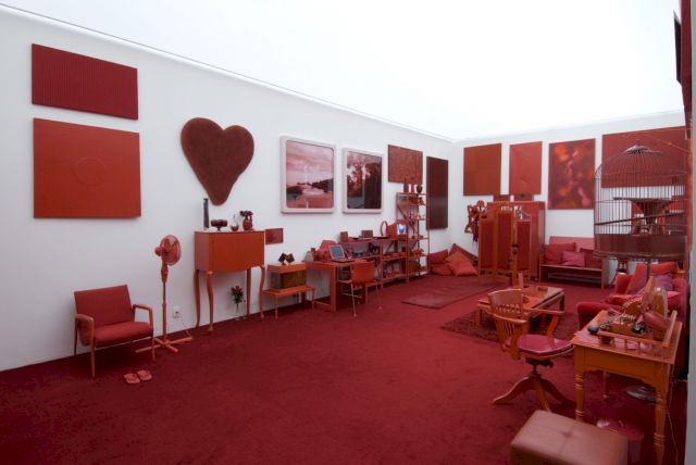 Cildo Meireles, Desvio para o vermelho: Impregnação, Entorno, Desvio, 1967 – 1984. Photo: Pedro Motta