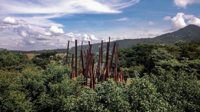 Chris Burden, Beam drop Inhotim, 2008. Photo: Brendon Campos