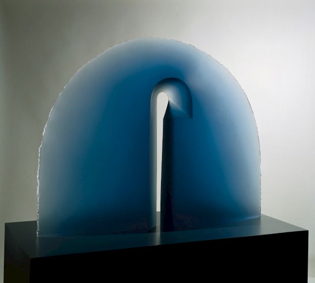 Stanislav Libenský & Jaroslava Brychtová, Arcus I, 1990-99, kiln cast glass. Photo: H.-J. Becker. © Alexander Tutsek-Stiftung
