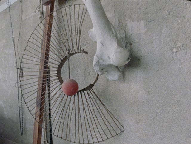 Rosa Barba, Enigmatic Whisper, 2017, 16 mm film (color, optical sound), 8 min (film still). Film commissioned and produced by Calder Foundation, New York, in collaboration with Victoria Brooks © Rosa Barba. Alexander Calder, Untitled, c.1968 © 2017 Calder Foundation New York, all rights reserved. Courtesy the artist and Esther Schipper, Berlin. Film stills © Rosa Barba & VG-Bild-Kunst, Bonn, 2021