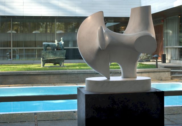 View from the exhibition hall to the courtyard. Front: Henry Moore, ’The Archer’, 1965; ’Reclining Figure on Pedestal’, 1960. Photo: Rauno Träskelin. © The Henry Moore Foundation. All Rights Reserved / VG Bild-Kunst, Bonn 2017