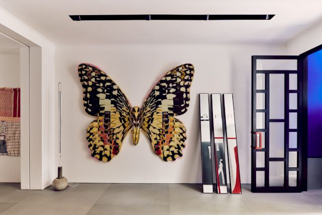 Kensington, London, 2021; from the left: Anna Fasshauer, ohne Titel, 2013; Anthea Hamilton, Transposed Lime Butterfly, 2019; doors by Nathalie du Pasquier. Photo by Michael Sinclair