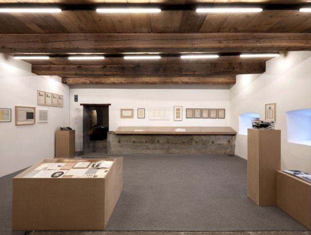 Jarosław Kozłowski ‘Books, Words, Ideas’ is a presentation of works by 47 artists from across the globe, united by their passion for the artist’s book as a form of creative expression and by their involvement with Jarosław Kozłowski and Andrzej Kostołowski’s NET/Sieć initiative of 1971–72. (c) Studio Stefano Graziani, courtesy Muzeum Susch, Art Stations Foundation CH