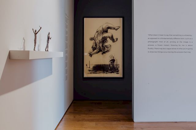 WILLIAM KENTRIDGE, Untitled (procession set), 2000 / William Kentridge, Levitation, 1996 (installation view). Photo: Lais Pereira