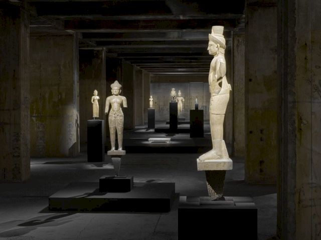 Installation view of The Feuerle Collection. Khmer Deities from 10th to 13th century with Chinese Platform, Han Dynasty, China, 2nd century BC – 2nd century AD. © The Feuerle Collection. Photo: def image