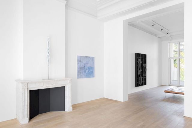 Exhibition view SUN WOMEN, Charles Riva Collection, 2019. LOUISE BOURGEOIS, Untitled, 1954 (Cast in 2005), Collection Louise Bourgeois Trust, Courtesy Xavier Hufkens; JACQUELINE HUMPHRIES, Untitled, 2018, Courtesy Per & Inga-Lill Ovin; LOUISE NEVELSON, Untitled, 1984, Courtsey Galerie Gmurzynska. Photo: Courtesy HV Photography