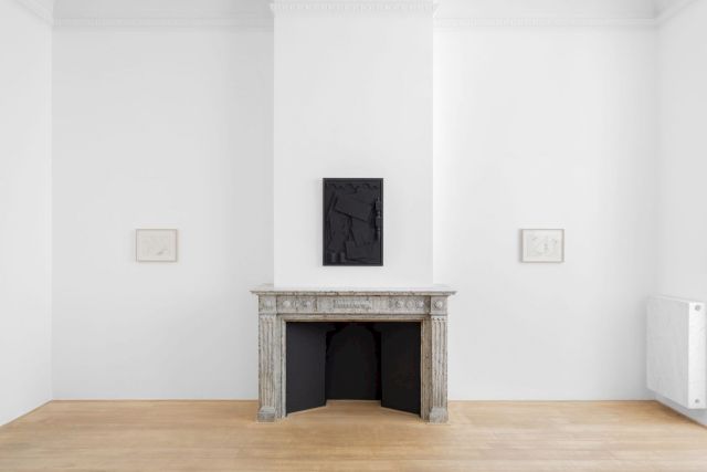 Exhibition view SUN WOMEN, Charles Riva Collection, 2019. EVA HESSE, No Title, 1965, The Estate of Eva Hesse, Courtesy Hauser & Wirth; LOUISE NEVELSON, Day/Night XVI, 1973, Private Collection; EVA HESSE, No Title, 1965, The Estate of Eva Hesse, Courtesy Hauser & Wirth. Photo: Courtesy HV Photography
