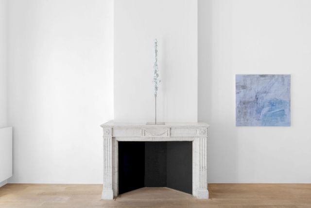 Exhibition view SUN WOMEN, Charles Riva Collection, 2019. LOUISE BOURGEOIS, Untitled, 1954 (Cast in 2005), Collection Louise Bourgeois Trust, Courtesy Xavier Hufkens; JACQUELINE HUMPHRIES, Untitled, 2018, Courtesy Per & Inga-Lill Ovin. Photo: Courtesy HV Photography