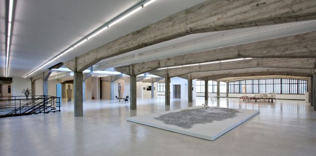 Collezione Maramotti, exhibition view, open space 2nd floor with artworks by Erick Swenson, Barry X Ball, Tom Sachs, Mark Manders, Kiki Smith. Photo: C. Carlo Vannini