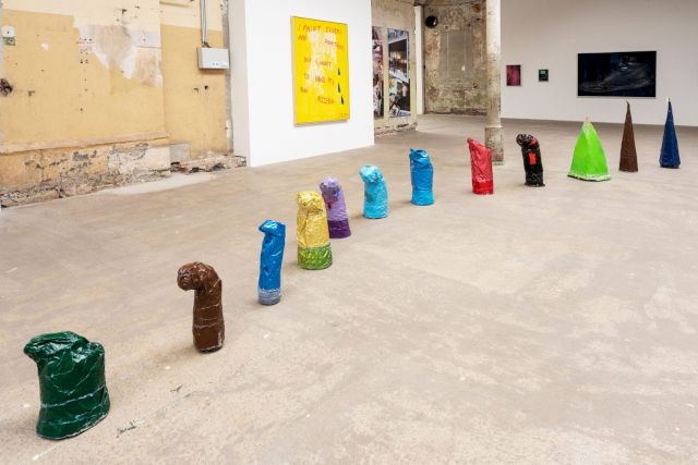 OKKA-ESTHER HUNGERBÜHLER, Follower, 2017-2018. You are here (installation view), Werkschau, Spinnerei Leipzig. Photo: Falk Messerschmidt