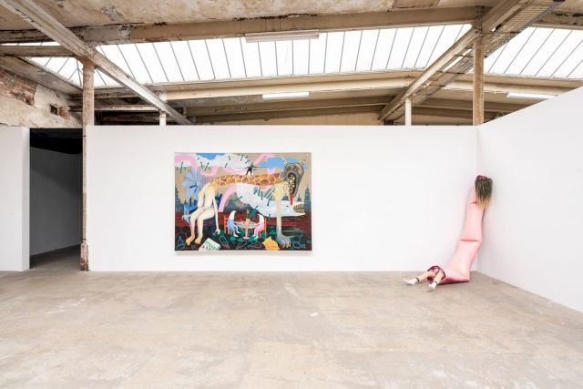 (l-r) STEFANIE GUTHEIL, Pizza, Chips und Bier, 2016; Stuck In, 2019. You are here (installation view), Werkschau, Spinnerei Leipzig. Photo: Falk Messerschmidt