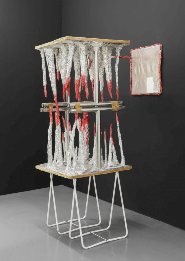 THOMAS HIRSCHHORN, Untitled (Stalactites-red-table), 1997. Photo: Björn Behrens, courtesy the Sammlung Peters-Messer