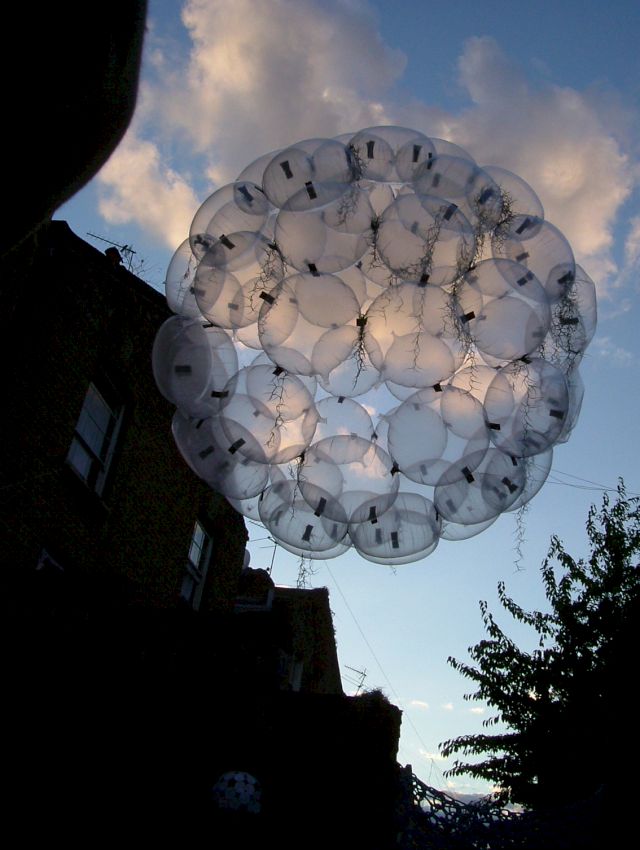TOMAS SARACENO, Air-Port-City/ Flying Garden/60 SE”, 2006. Courtesy AGIVERONA Collection and Pinksummer, Genova