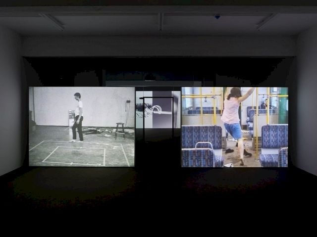 (l–r) BRUCE NAUMAN, Walking in an Exaggerated Manner Around the Perimeter of a Square, 1967/68; KLARA LIDÉN, Paralyzed, 2003 (installation view). Photo: Simon Vogel, Cologne