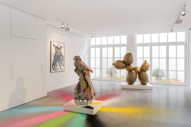 (l–r) JIM LAMBIE, The Byrds, 2005; JONATHAN MEESE, Lady Octypusso Octopopo, 2005; PAUL MCCARTHY, White Snow Balloon Dog (Gold), 2013. Photo: Hugard & Vanoverschelde Photography