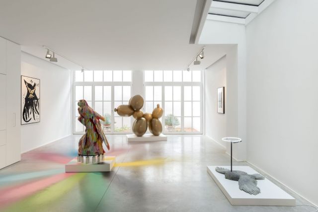 (l–r) JIM LAMBIE, The Byrds, 2005; JONATHAN MEESE, Lady Octypusso Octopopo, 2005; PAUL MCCARTHY, White Snow Balloon Dog (Gold), 2013; OLIVER CLEGG, Death of Knowledge, 2015. Photo: Hugard & Vanoverschelde Photography