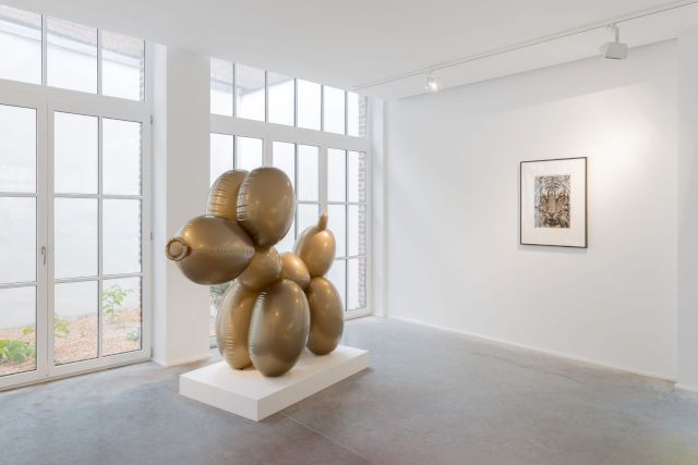 (l–r) PAUL MCCARTHY, White Snow Balloon Dog (Gold), 2013: ROBERT LONGO, Study for Tiger Head (No. 4a), 2011. Courtesy private collection, London. Photo: Hugard & Vanoverschelde Photography