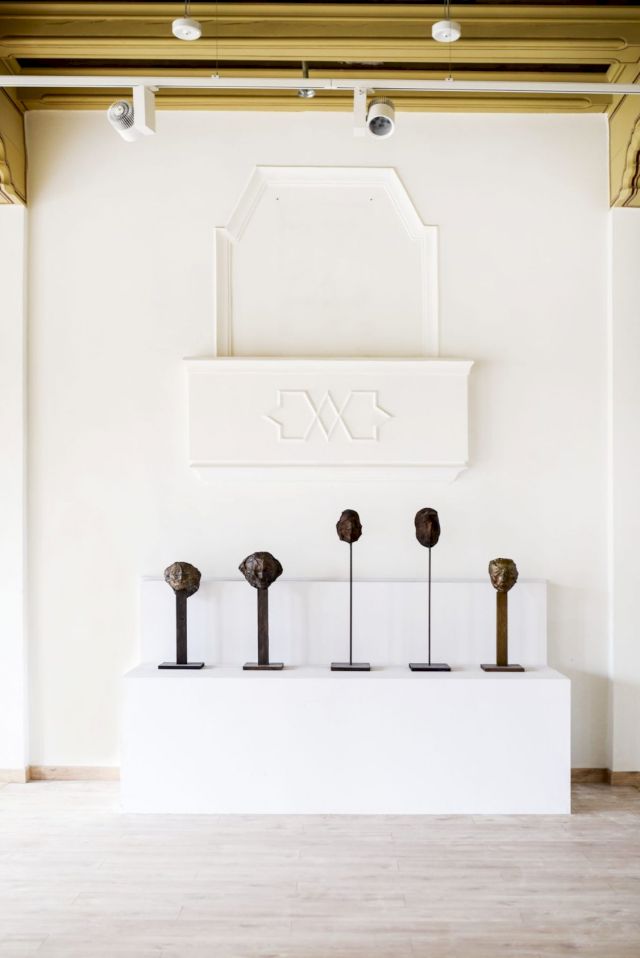 MAGDALENA ABAKANOWICZ, Iron Heads, 2004. Courtesy of the artist estate European ArtEast Foundation