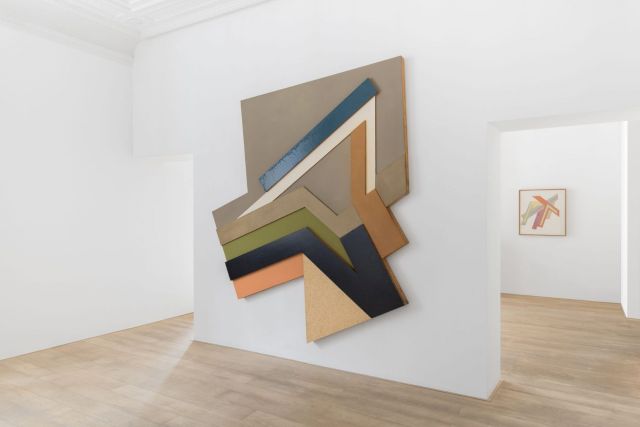(l–r) FRANK STELLA, Lunna Wola II, 1973; Narowla, 1972. Courtesy the artist and Charles Riva Collection, Brussels. Photo: Hugard & Vanoverschelde