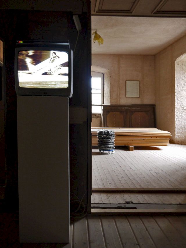 CONSTANTIN HARTENSTEIN, LIFTN, 2008; BENEDIKTE BJERRE, Dancing Queen, 2016. Photo: sammlung FIEDE