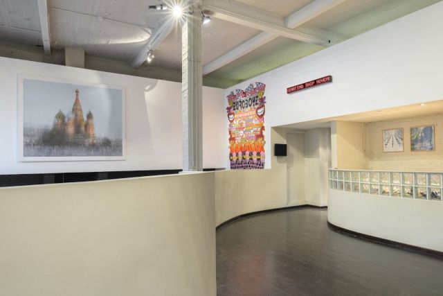 (l–r) CORINNE VIONNET, Photo Opportunities – Moskva, 2007; JODY PAULSEN, Euro Boys, 2014; JENNY HOLZER, Truism, 1983; JANFABRE, Het graf van de onbekende, 1999. © Hugard & Vanoverschelde