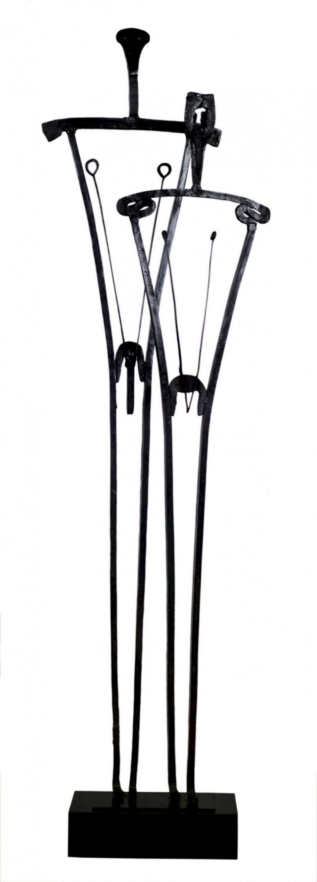 Takis, Οedipus and Antigone, 1954, iron, 148 x 45 x 10 cm. The Sotiris Felios Collection. Photo: Vaharidis Studio