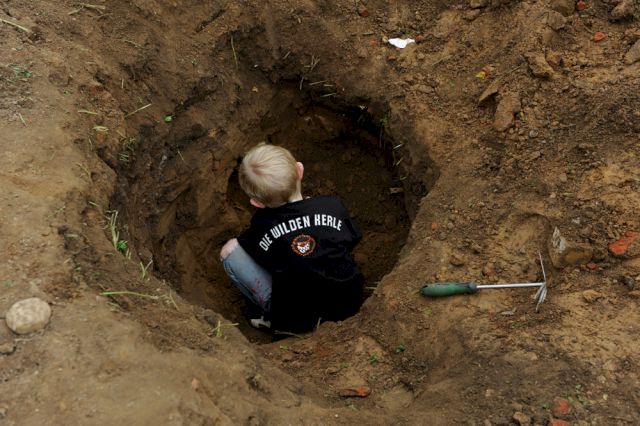 MICHAEL SAILSTORFER, Pulheim Gräbt (Diaprojektion), 2009-2010