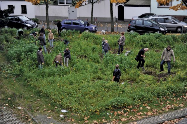 MICHAEL SAILSTORFER, Pulheim Gräbt (Diaprojektion), 2009-2010