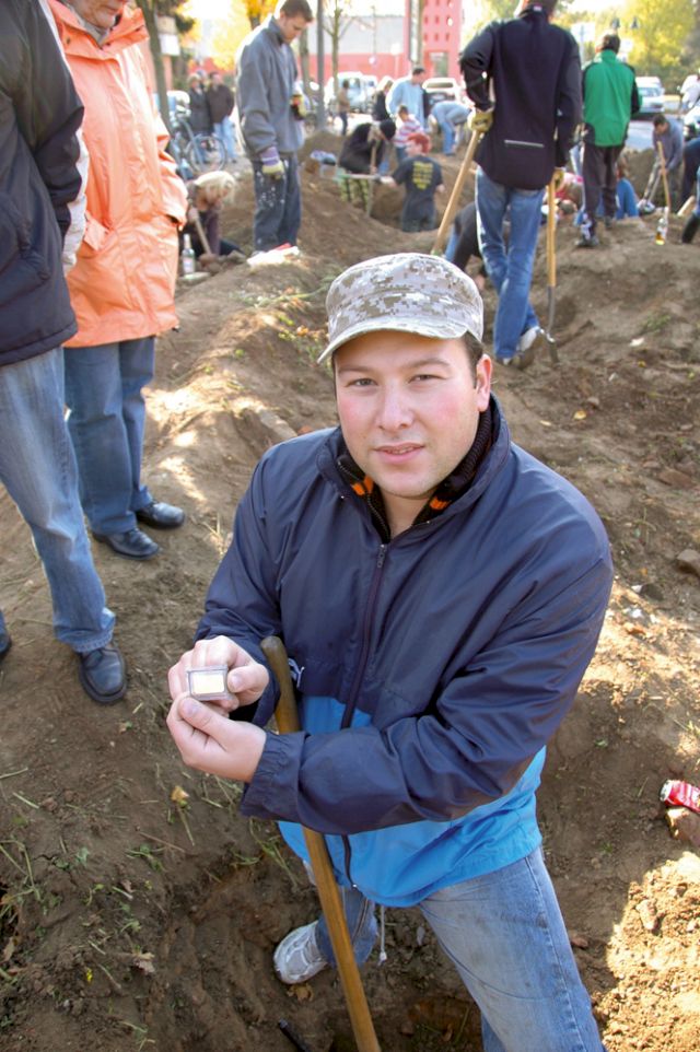 MICHAEL SAILSTORFER, Pulheim Gräbt (Diaprojektion), 2009-2010