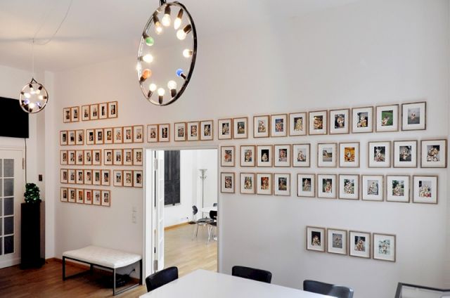 TIMO KLÖPPEL, DURCH DAS BERÜHREN ZERFÄLLT ES, 2014; Hi Timo ich konnte es Dir am Telephon nicht sagen aber es ist besser wenn wir Schluss machen Nina, 2014; ANSELM REYLE, Untitled, 2006. © artitious.com, Wurlitzer Architekten GmbH