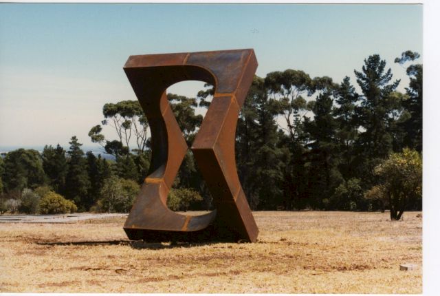 Greg Johns, Squared Circle, 1985, Corten steel, 350 cm high, Collection: Carrick Hill, South Australia