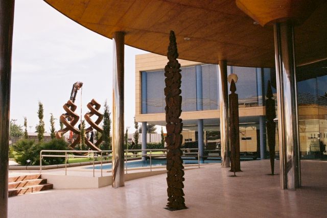 Greg Johns, Returning Figures (installation), Corten steel, stainless steel, 2005, 11 pieces 210 to 650 cm high, Collection: Dario de Ibiza, Spain