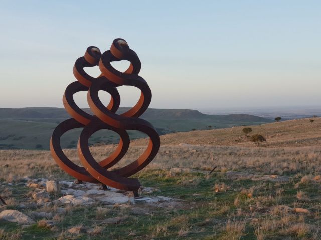 Greg Johns, Guardian Figures, Corten steel, 1991/1992, 400 cm high, Collection: Palmer Sculptural Landscape