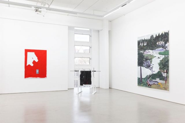 (l–r) ANNE IMHOF, Untitled, 2016; Untitled (Falcon Stand), 2016; JEANETTE MUNDT, Believe Me, 2016 (installation view of the exhibition "NEW ACQUISITIONS – Hildebrand Collection", 1 February – 7 May 2017, G2 Kunsthalle Leipzig). © the artists & G2 Kunsthalle Leipzig. Photo: Dotgain.info