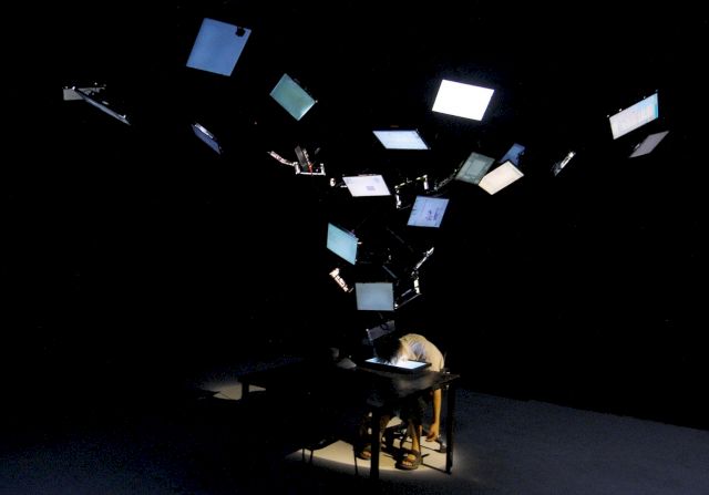 Jin Jiangbo, God, Go ahead with chatting, multi media installation, 2008
