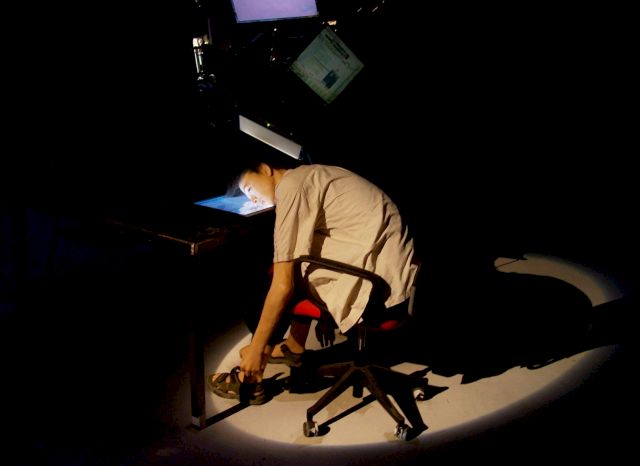 Jin Jiangbo, God, Go ahead with chatting, multi media installation, 2008